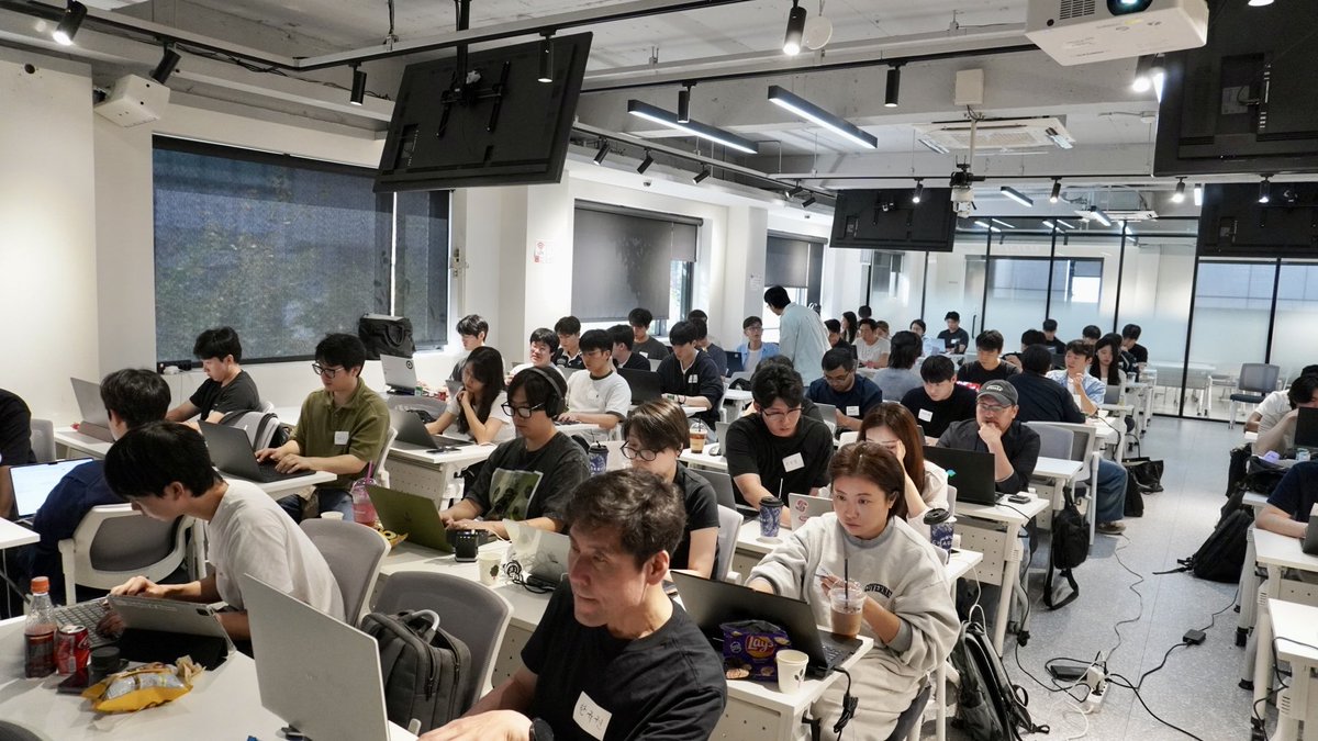 nosana_ai's tweet photo. Seoul brought over 80 builders out this weekend with @theaibuilders 🇰🇷

Teams formed, hacked for two hours, then demoed on stage for a shot at sponsor credits from Daytona and Nosana.

Great energy in the room. Thank you, Seoul 💚 https://t.co/jNsJ8P2mPd