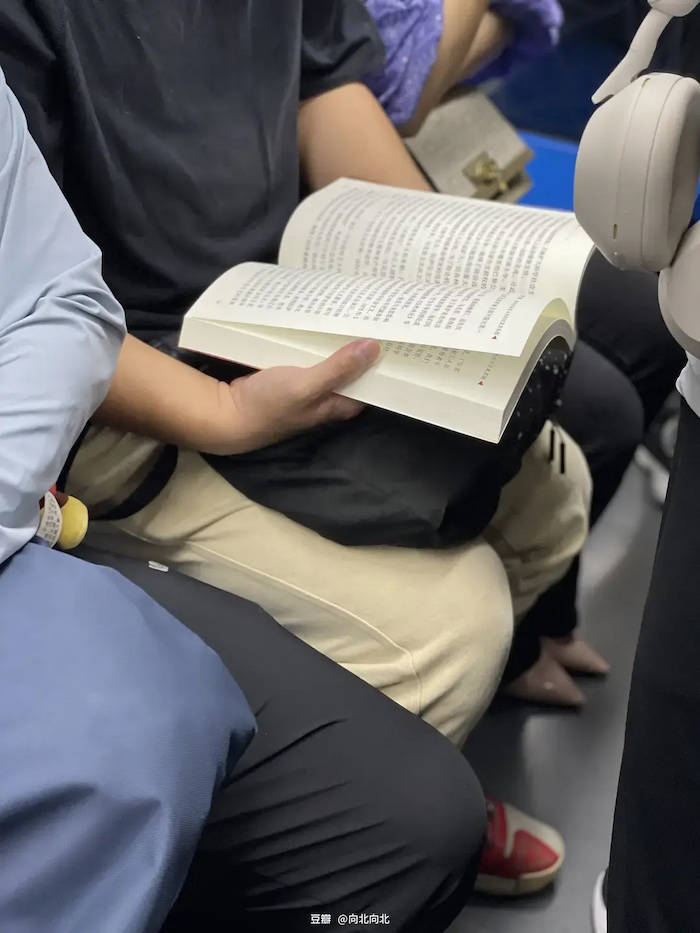 quangsato186072's tweet photo. A stranger helped me pick up all my spilled books at the subway when my hands were full, no words exchanged—just a warm smile, and my bad day suddenly got so much better. https://t.co/QCWwVS0uUz