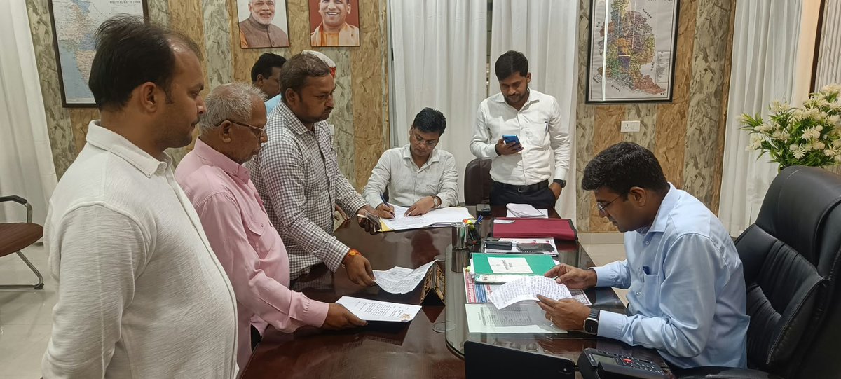 Dm_Gorakhpur's tweet photo. आज 24/09/2026  जनता दर्शन के दौरान आमजन की शिकायतों एवं समस्याओं को  सुना गया  तथा तहसीलो में वीडियो कॉन्फ़्रेंसिंग के माध्यम से जनता दर्शन की निगरानी करते हुए संबंधित अधिकारियों को गुणवत्तापूर्ण व समयबद्ध निस्तारित करने हेतु निर्देशित किया।
@UPGovt
@CMOfficeUP
@InfoDeptUP https://t.co/zlC7u5fNII