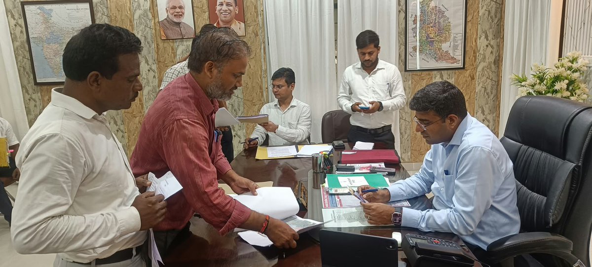 Dm_Gorakhpur's tweet photo. आज 24/09/2026  जनता दर्शन के दौरान आमजन की शिकायतों एवं समस्याओं को  सुना गया  तथा तहसीलो में वीडियो कॉन्फ़्रेंसिंग के माध्यम से जनता दर्शन की निगरानी करते हुए संबंधित अधिकारियों को गुणवत्तापूर्ण व समयबद्ध निस्तारित करने हेतु निर्देशित किया।
@UPGovt
@CMOfficeUP
@InfoDeptUP https://t.co/zlC7u5fNII