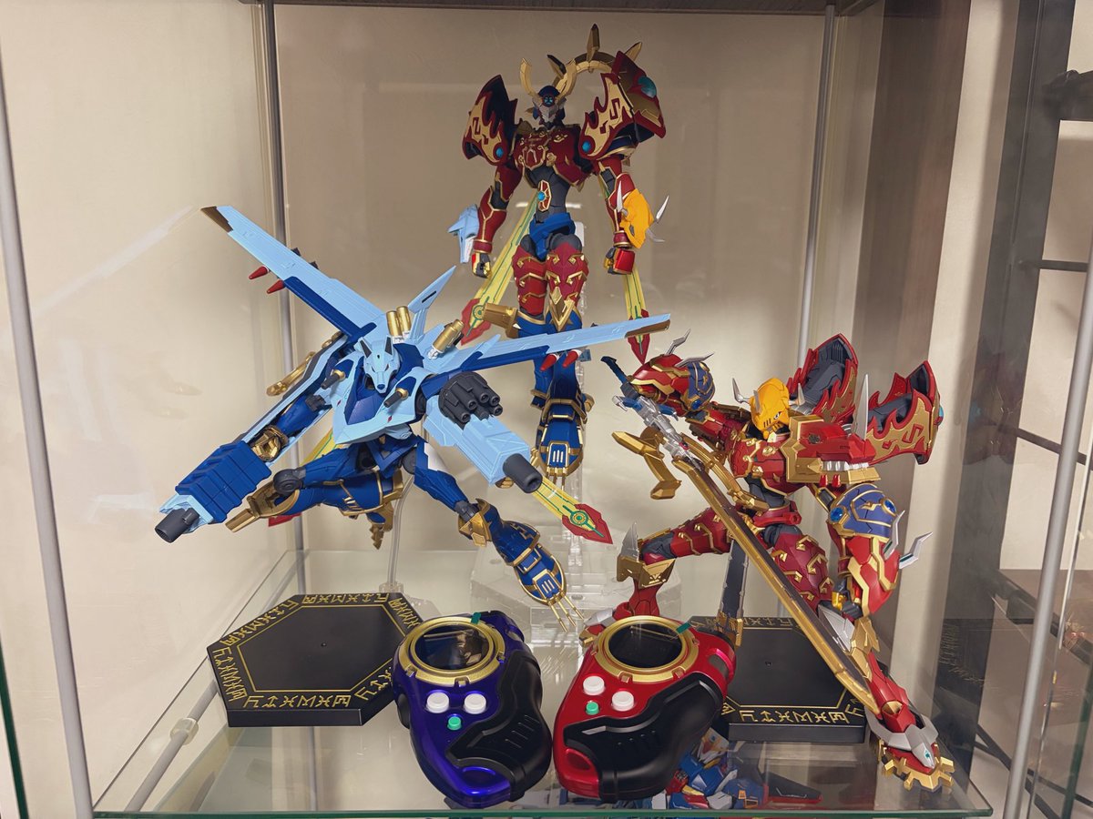 en0shima_escar's tweet photo. FSAスサノオモン出来た～
フロンティアのオタクなのでバイザーは銀
が好き 
そしてバイザー下ろしてる状態が良い
令和になってこんな棚が作れるくらい色々出してもろて感謝しかねぇ…デジモンのフィギュアはFSAしか信じられない https://t.co/AIOlcYo7Uy