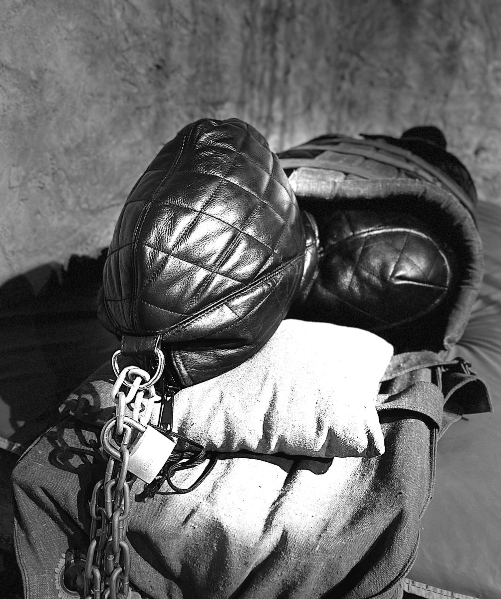 SeriouslyBound's tweet photo. The Confines of heavy leather never look and feel so good 😈🖤

Using the one and only: The Christopher fetish @Christo90161376  signature design colab with @LeatherPrison. I highly recommend them and this badass piece of gear. built like a tank and heavy as all hell.. Just wish more of my subs had their's. Ones that do 😏😈⛓️🖤