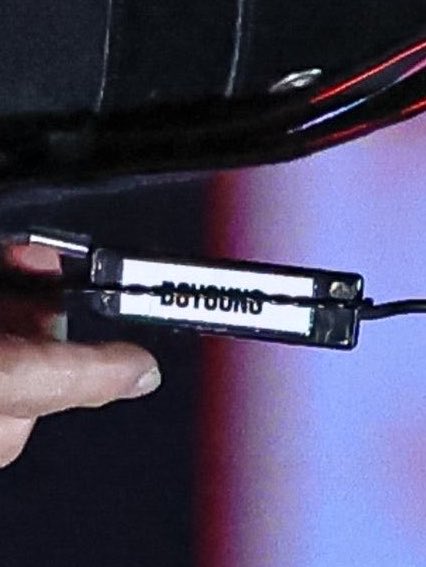 optimusxbaifern's tweet photo. อะไรคือการที่สาย in-ear ที่แจฮยอนใช้เป็นชื่อ ‘ DOYOUNG ’ โมเม้นมาแบบหลบ ๆ ซ่อน ๆ มาก ให้ชิปเป้อเล่นซ่อนหา งือ นี่แหละแจโดของแท้ 💯 ! ✅✅✅
