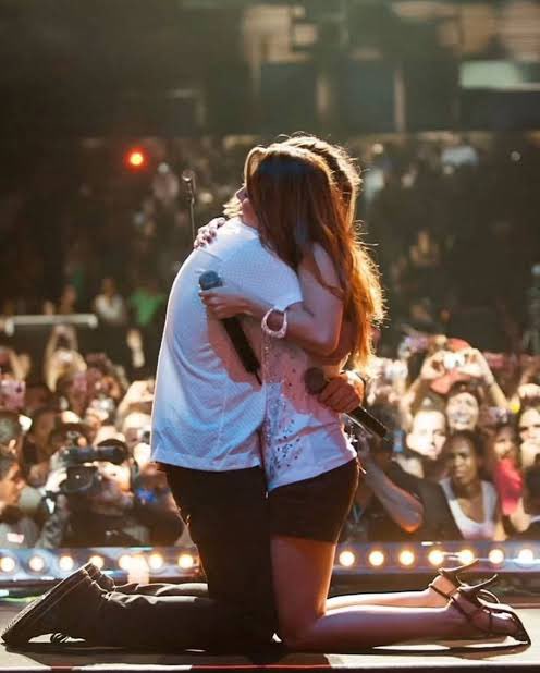 wakingonair's tweet photo. a despedida de sandy e junior em 2007 e o novo reencontro em 2027 por essa ninguém estava preparado https://t.co/NPej8CJx6p