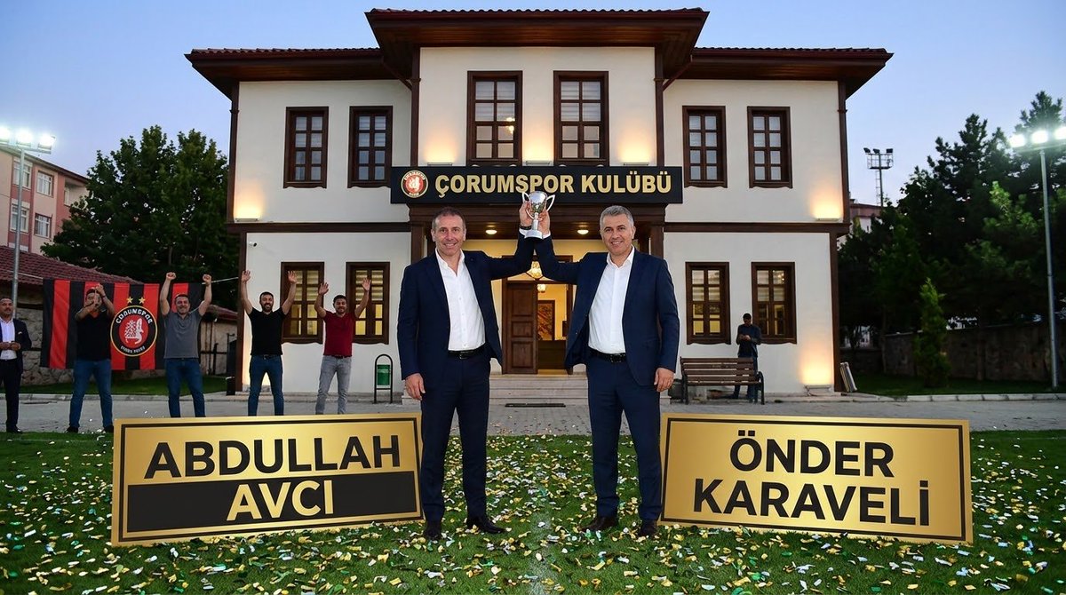 negzo25's tweet photo. Çorumspor’da Abdullah Avcı dönemi başlıyor! Görüşmelerde büyük ölçüde anlaşma sağlandı. Avcı’nın ekibinde tanıdık bir isim, eski Beşiktaş yardımcı antrenörü Önder Karaveli olacak. Resmi imza için son detaylar konuşuluyor. Sizce faydalı olur mu? https://t.co/y3OBmqU18X