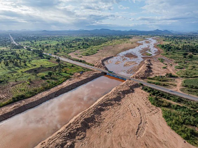 Samia_Did's tweet photo. Morogoro

TANROADS imekamilisha tathmini ya km 2,071 za barabara na madaraja 1,032 ili kubaini maeneo yanayohitaji uangalizi maalum wakati wa mvua za El Niño.

Tathmini hiyo imebaini maeneo 49 yanayohitaji ufuatiliaji maalum na kuweka mikakati ya kupunguza athari za mvua. https://t.co/piQwHr4cJG