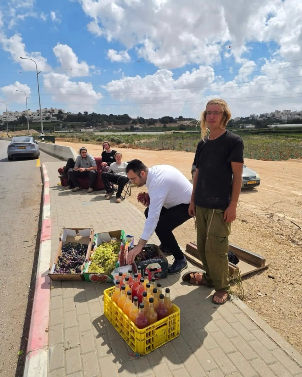 EyeonPalestine's tweet photo. Hebron | Open theft of grape vineyards and crops offered for sale on public roads
A number of settlers, in a blatant challenge, stole grape harvests from citizens’ vineyards in the Hebron governorate and openly offered them for sale on public roads.
This practice reflects escalating violations and the direct seizure of Palestinian farmers’ property and years of labor, under full protection and a lack of any legal deterrence against the settlers.

سرقة علنية لكروم العنب وعرض المح محصول للبيع على الطرقات

أقدم عدد من المستوطنين، في تحدٍ سافر، على سرقة محاصيل العنب من كروم المواطنين في محافظة الخليل، وعرضها للبيع علانية على الطرقات العامة.

وتعكس هذه الممارسة تصاعد الانتهاكات والاستيلاء المباشر على ممتلكات المزارعين الفلسطينيين وتعب سنينهم، في ظل حماية تامة وغياب لأي ردع قانوني بحق المستوطنين.