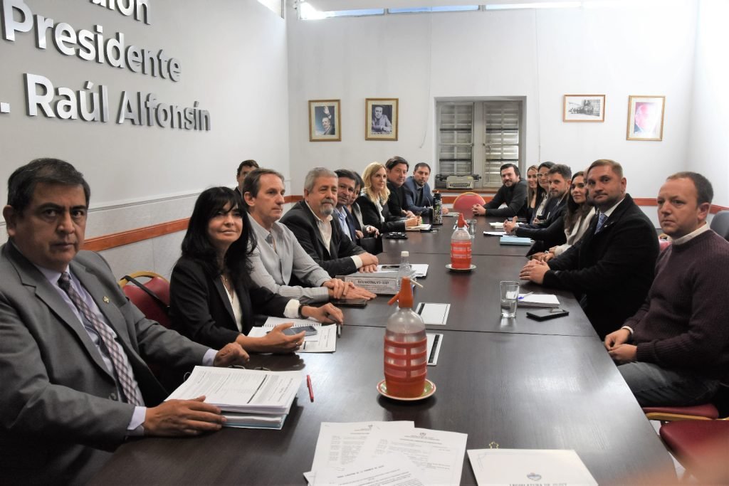 PDV_jujuy's tweet photo. La Comisión de Finanzas analizó el proyecto de financiamiento para la Travesía Urbana https://t.co/hUK8jRiyko vía @https://twitter.com/PDV_jujuy https://t.co/sZA0dLSoRR