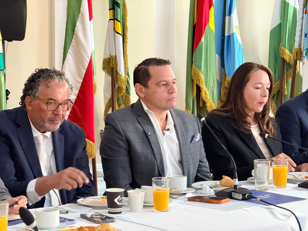 alejoocampog's tweet photo. En el @CCongresoCol nos reunimos con magistrados de la JEP, periodistas, víctimas y comparecientes de la Justicia Especial en donde evidenciamos la importancia de la @JEP_Colombia para la verdad y la reconciliación. Quienes queremos un país en paz nos oponemos al recorte en su presupuesto.  Colombia no puede volver a ser un país de odio y venganza.