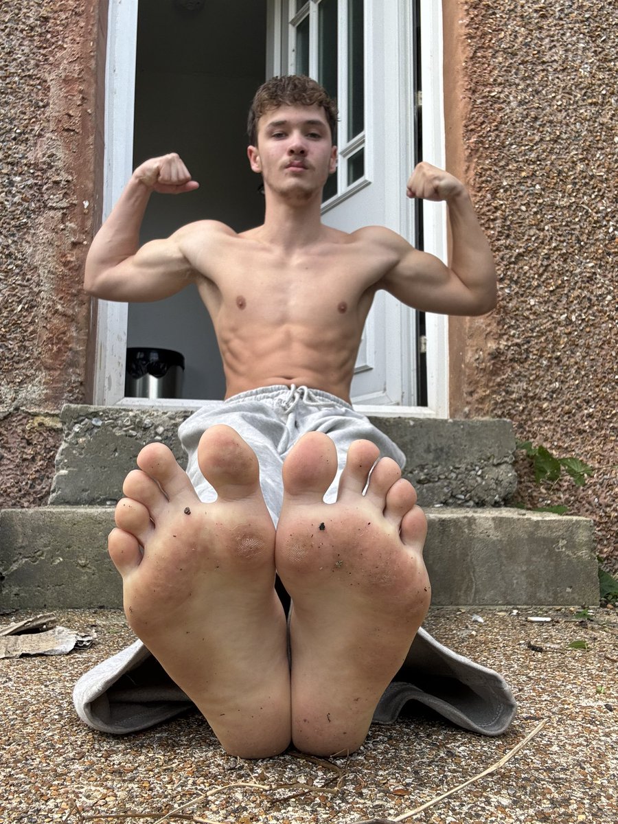MasterMack_'s tweet photo. Afternoon subs, who’s treating me correctly today 😈 https://t.co/cwHRMoHy4O