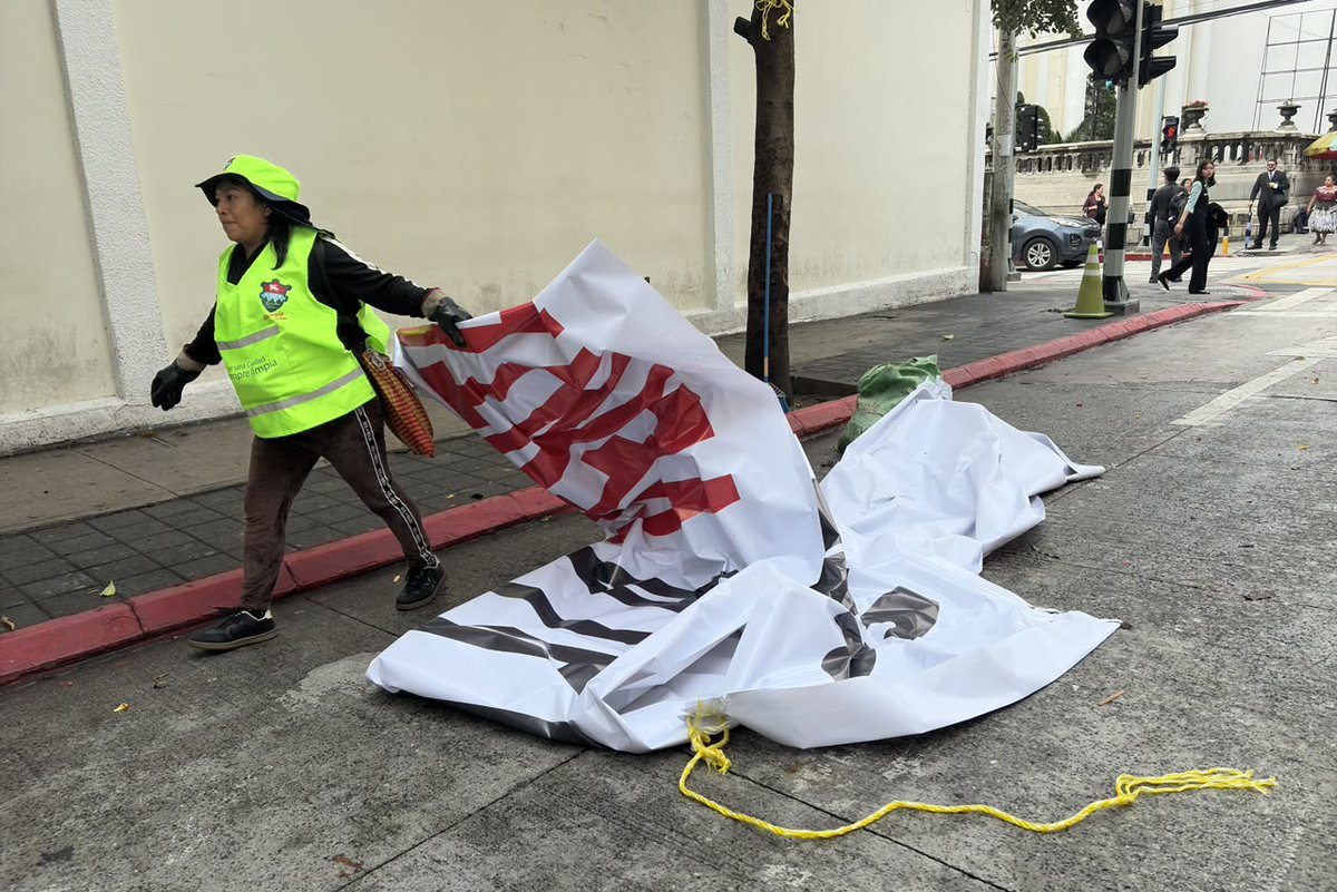 #AhoraLH | Retiran de la 8a avenida una manta vinílica que había sido colocada afuera del Congreso de la República, donde se oponían a la venta de plazas. La…