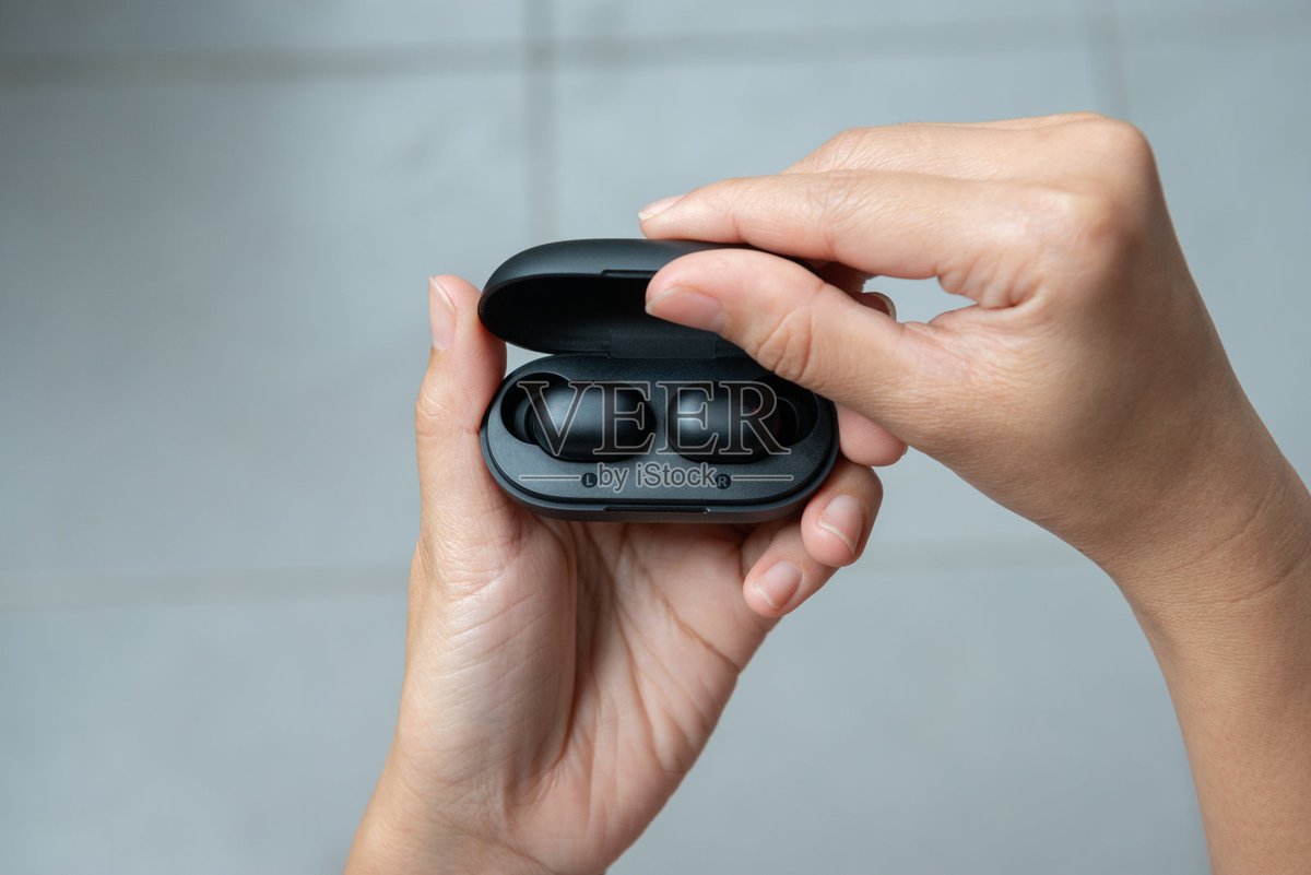 Mahfudzoh15's tweet photo. Just unboxed my new wireless headphones! The packaging was so sleek and the sound quality is way better than I expected  Who else loves late-night unboxing https://t.co/M88XZTpBKa