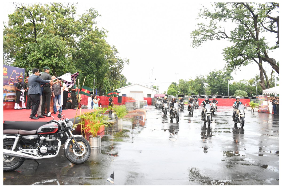 easterncomd's tweet photo. Under #ProjectShauryaSambandh, #EasternCommand organised a #BikeRally from #VijayDurg, #Kolkata, which was flagged off by #GOC, #BengalSubArea. The rally will cover approximately 1,840 km across #WestBengal, #Odisha, #Jharkhand and #Bihar, connecting with #Veterans, #VeerNaris and #VeerMatas.
The initiative honours their service and sacrifice while strengthening the enduring bond between the #IndianArmy and its #Veterans and their families.
#प्रोजेक्ट_शौर्य_संबंध के तहत, #पूर्वी_कमान ने #विजय_दुर्ग, #कोलकाता से #BikeRally का आयोजन किया, जिसे #GOC, #BengalSubArea ने रवाना किया। लगभग 1,840 किमी की दूरी तय करते हुए यह रैली #पश्चिम_बंगाल, #ओडिशा, #झारखंड और #बिहार से गुजरेगी तथा #पूर्व_सैनिकों, #वीर_नारियों और #वीर_माताओं से जुड़ेगी।
यह पहल उनके सेवा और बलिदान को सम्मान देने के साथ-साथ #भारतीय_सेना और #पूर्व_सैनिकों एवं उनके परिवारों के बीच मजबूत संबंध को और बेहतर बनाने की दिशा में एक महत्वपूर्ण कदम है।
#भारतीय_सेना
#पूर्वी_कमान
#IndianArmy
#EasternCommand
#ShauryaSambandh
#Veterans
#ESM
#WeCare
@adgpi
@SpokespersonMoD
@official_dgar
@ProDefKolkata
@HQ_DG_NCC
@PIB_India
@jhar_governor
@GovernorBihar
@GovernorOdisha
@lokbhavan_wb
@DIAV20
Facebook - https://t.co/Eg2OAat4FT
Instagram - https://t.co/s0JfclVeBC