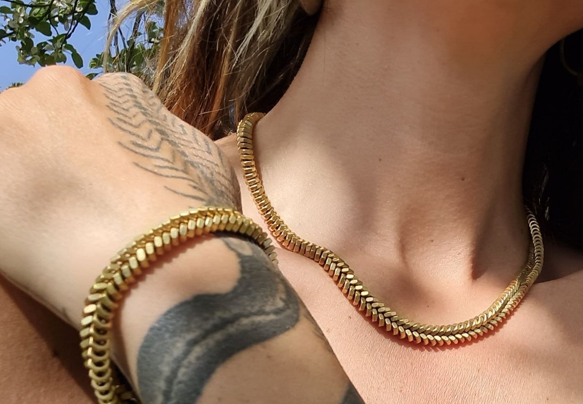 bibiallin's tweet photo. Goldener Look – aber mal ganz anders. ✨
Messing bringt Wärme und einen besonderen goldenen Charakter in die  Mutti’Z-Kreationen. Gerade im Zusammenspiel mit Edelstahl entsteht ein spannender Kontrast 💛
Was gefällt dir besser: Messing oder Edelstahl?
#Messing #Schmuck #SoMeRa26 https://t.co/FA2i4VIKRY