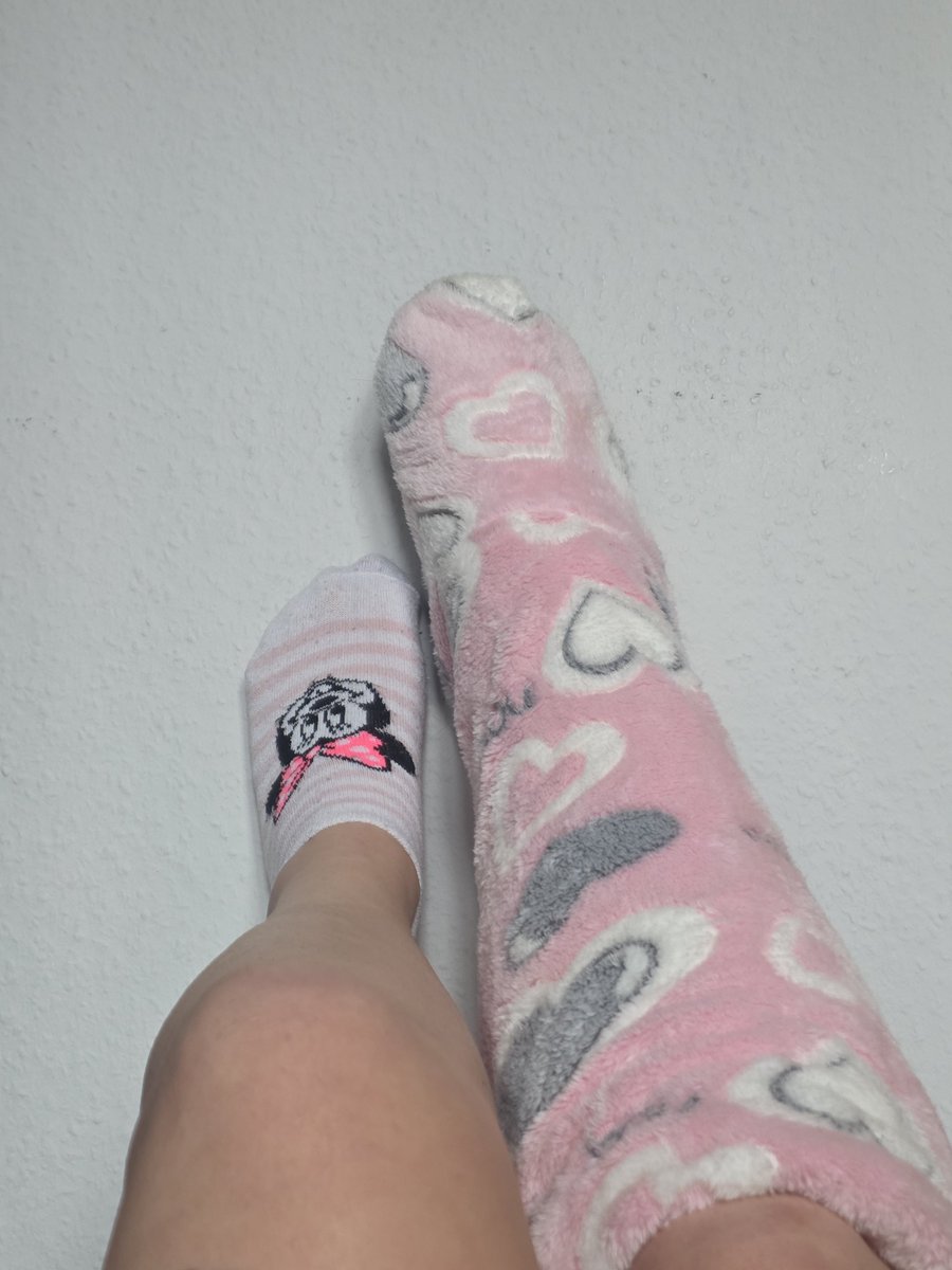 LadyGirlb4lr's tweet photo. #socks #feet #cold #sweat https://t.co/IepffLzJ2J