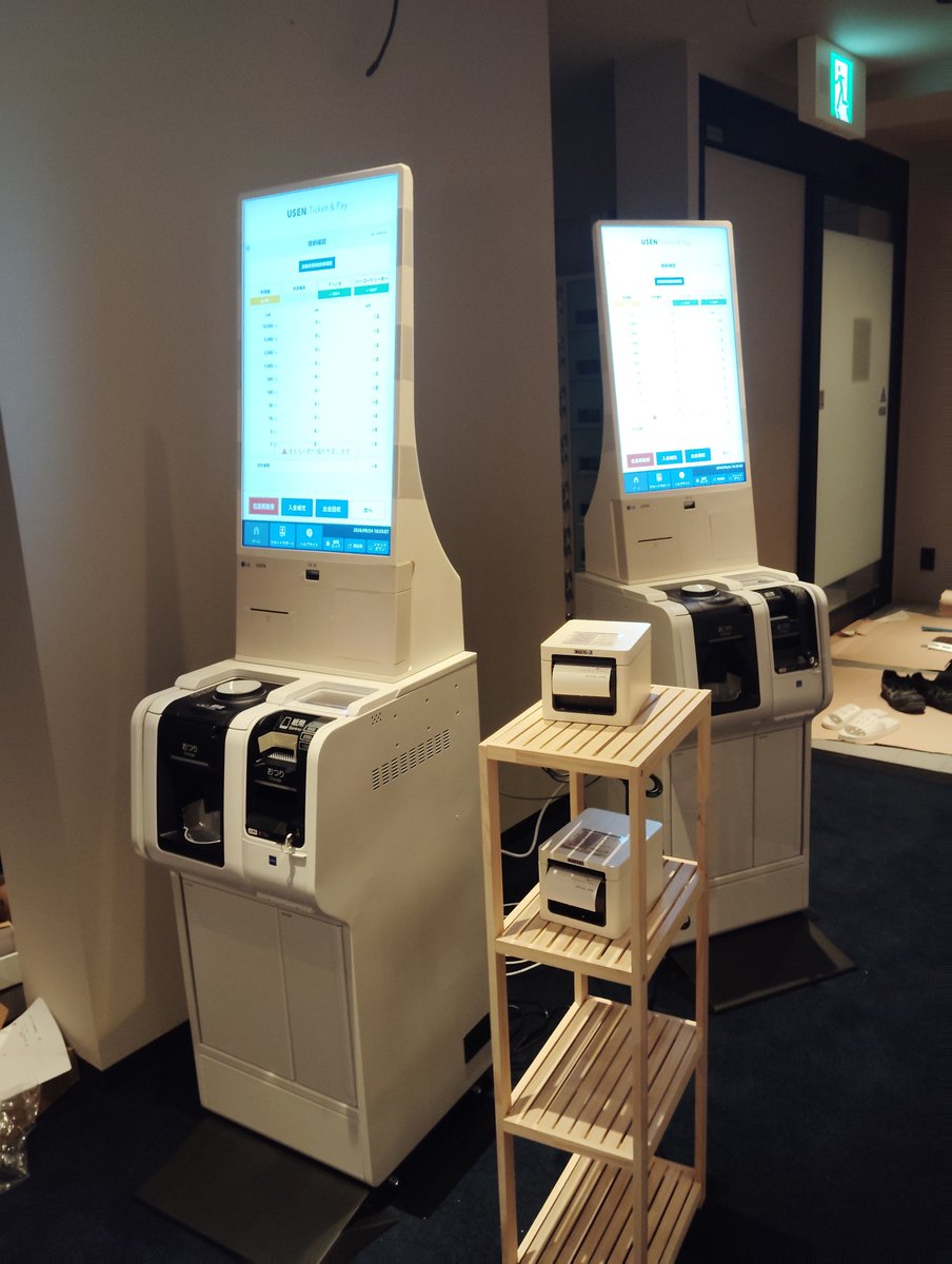 nakapon917's tweet photo. 今日は券売機が運び込まれて据え付け作業。かなり高かったけど将来を考え大型液晶画面付きのタイプにしました。

トップ画面でランゲージの切り替えができ、無線で会社のPCと接続、売上の状況などもリアルタイムで把握できるなど高いだけあって色々メリットが。

明日は従業員含め使い方説明会です。 https://t.co/mzDRM8TaOc
