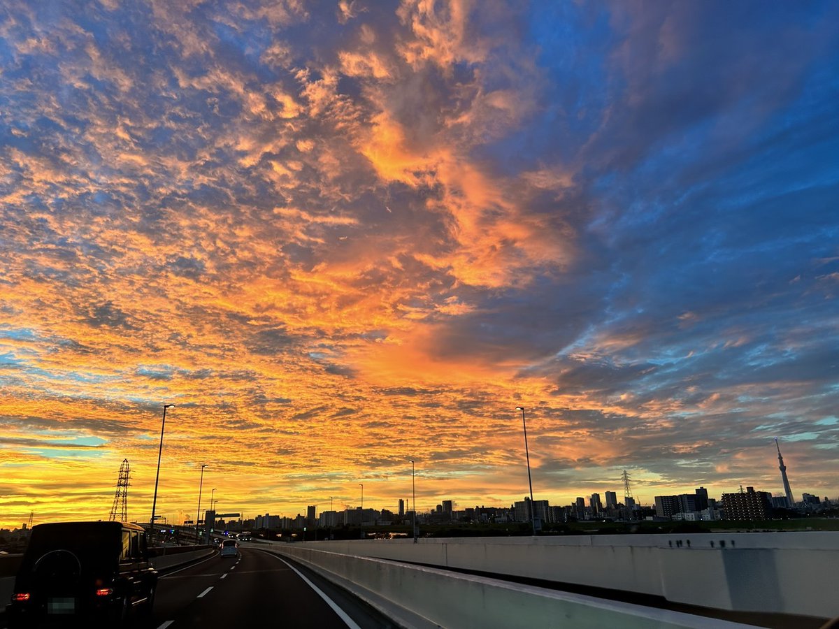 genjo_naka's tweet photo. 現場からの帰り道。
空がやたらキレイだった。
今日も一日、無事に終わりました。
おやすみなさい https://t.co/7eI5Eo0hG4