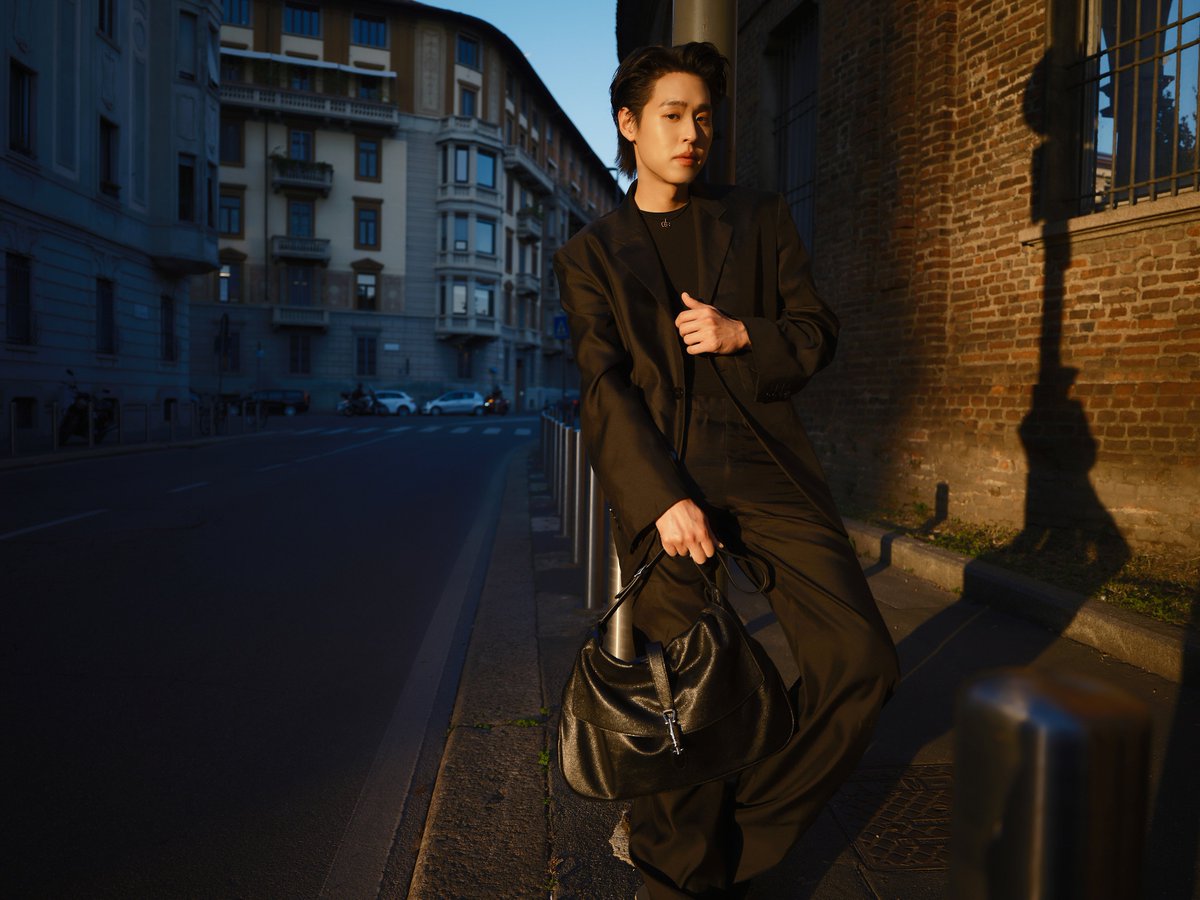 ELLEThailand's tweet photo. เสิร์ฟลุคส่งตรงจากมิลาน! เปิดภาพของบิวกิ้น แบรนด์แอมบาสซาเดอร์ @gucci ที่เตรียมตัวเข้าร่วมชมโชว์คอลเล็กชั่น Spring/Summer 2027 ซึ่งจะเข้าร่วมชมคอลเล็กชั่น Spring/Summer 2027 จาก Gucci ในวันที่ 25 ก.ย. นี้ 19.00 น. ตามเวลาไทย 

#ELLEThailand
#GUCCISS27xBILLKIN 
#BILLKINBAGUCCI https://t.co/9yDuWkb8e7