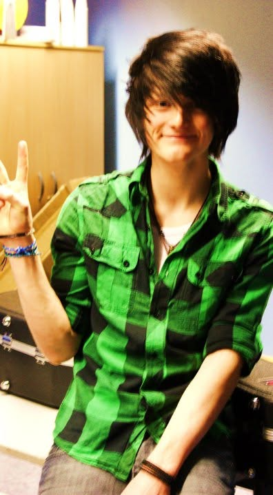 griannerd's tweet photo. emo ! 💚🖤 https://t.co/nFq64uvzyq