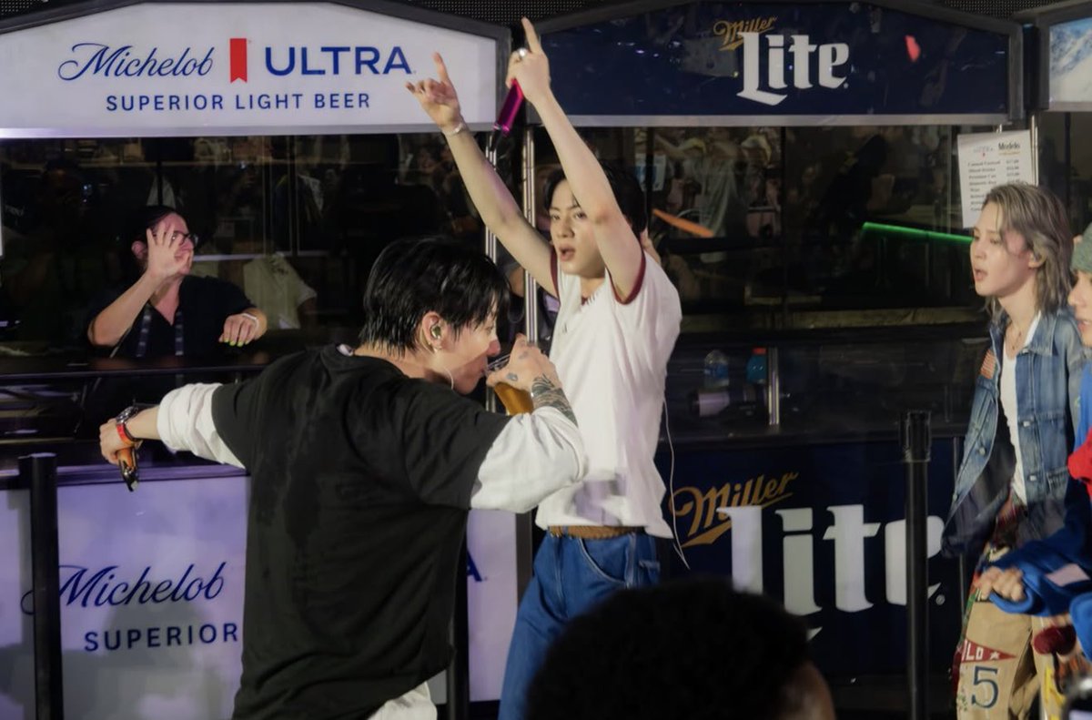 kthjjg's tweet photo. HQ photos of jungkook passing his beer to taehyung ㅋㅋ https://t.co/fSEvyPnHjm