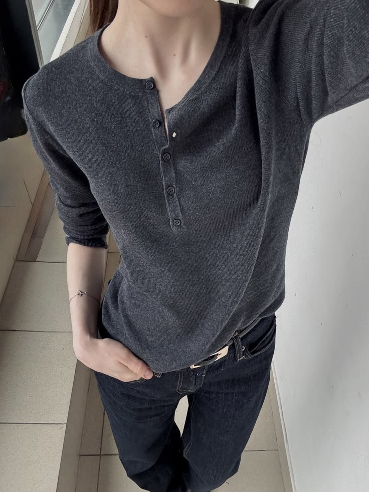 sitrusbuah's tweet photo. i love basic and boring fits https://t.co/uhXT6qyT5o