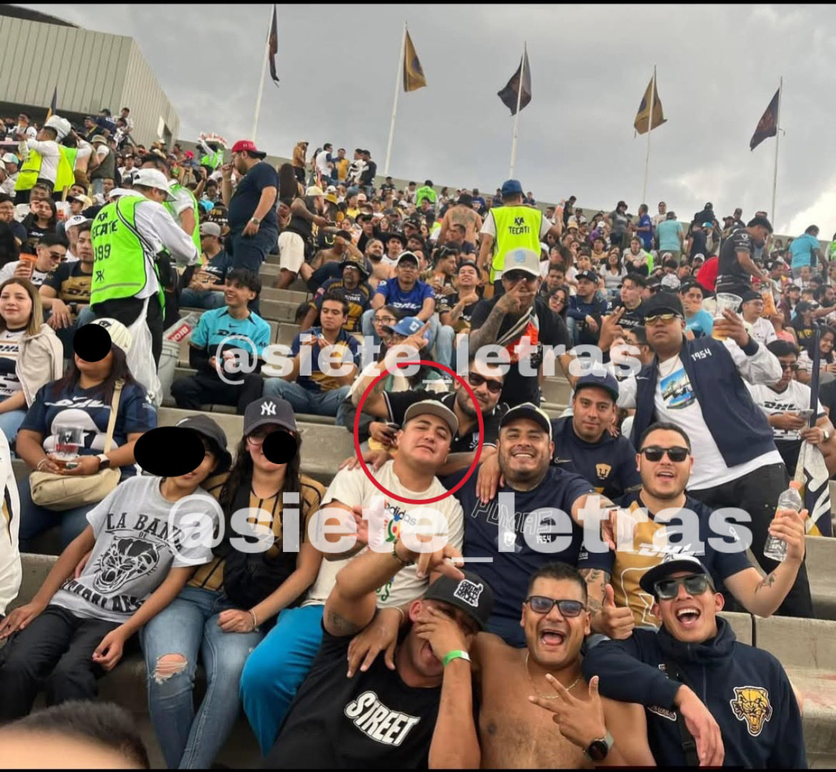 siete_letras's tweet photo. Infiltra la Unión Tepito a la Rebel, barra de @PumasMX:

Uno de sus distribuidores de droga era Daniel Jiménez, “Pinky”, miembro de la U, detenido por @SSC_CDMX.

En la barra era apodado “Polilla” y dotaba de droga al Gacela y a su sucesor para vender en el Estadio. https://t.co/RYr5CR2POO