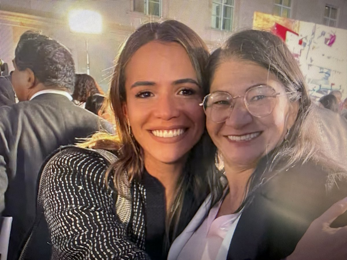 saludhernandezm's tweet photo. El Pacto Histórico no puede ocultar sus alianzas con los criminales. Son agradecidos. Debería abrazar también a Silvana Guerrero del ELN que impuso el voto de fusil para Cepeda. https://t.co/J3G4dpmyGu