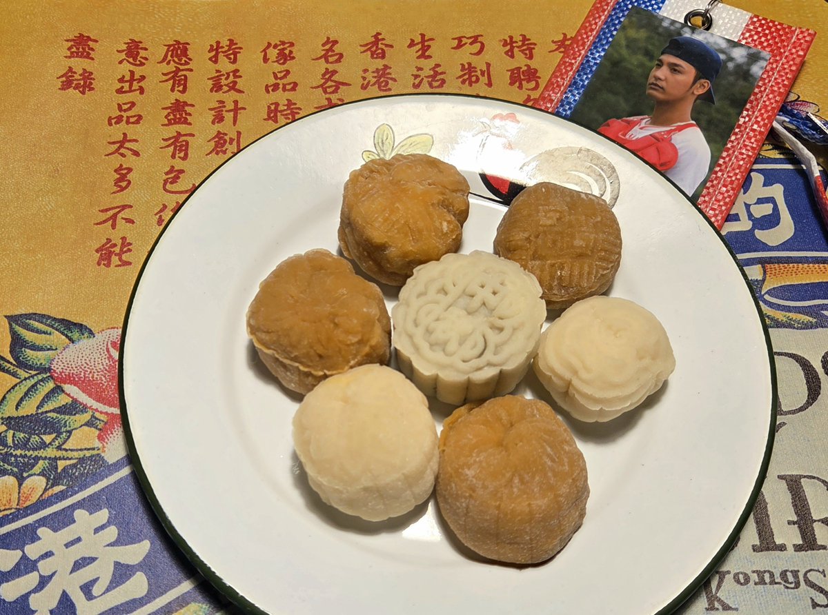 cndmp86's tweet photo. 冰皮月餅はとてもむずかしかった！からぜったいリベンジしたい！皮の厚さと餡の固さ…！
ろんくんなのは撮る時に持ってたそれっぽいのが特典のカードしか無かったからろんくんにお願いしました…推し活の才能が…無さすぎる… https://t.co/UqJnRVOuph