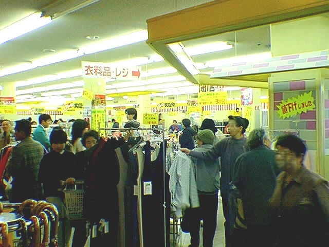 zannshou's tweet photo. 1998.2.15撮影
東大洲に移転前の　Ａコープおおず　閉店セール時

たしか、フレッシュバリュー跡地の　国道５６号を挟んで対面にあった。今は、レディ薬局大洲店とＢＯＯＫＯＦＦとかがあるところ。 

ひとまず、これで終わり。 https://t.co/0crIg4lwjL