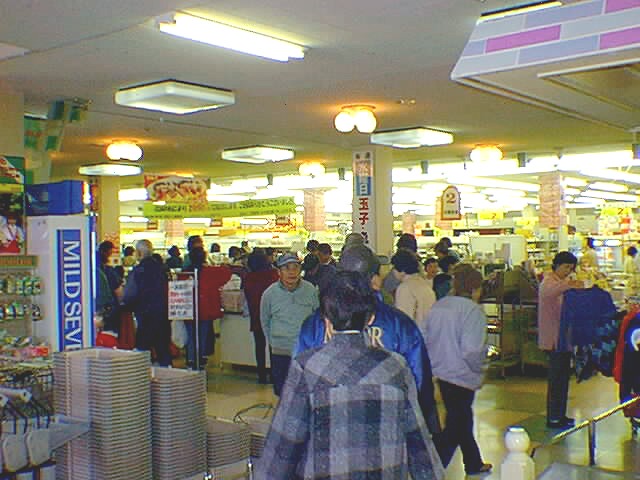 zannshou's tweet photo. 1998.2.15撮影
東大洲に移転前の　Ａコープおおず　閉店セール時

たしか、フレッシュバリュー跡地の　国道５６号を挟んで対面にあった。今は、レディ薬局大洲店とＢＯＯＫＯＦＦとかがあるところ。 

ひとまず、これで終わり。 https://t.co/0crIg4lwjL