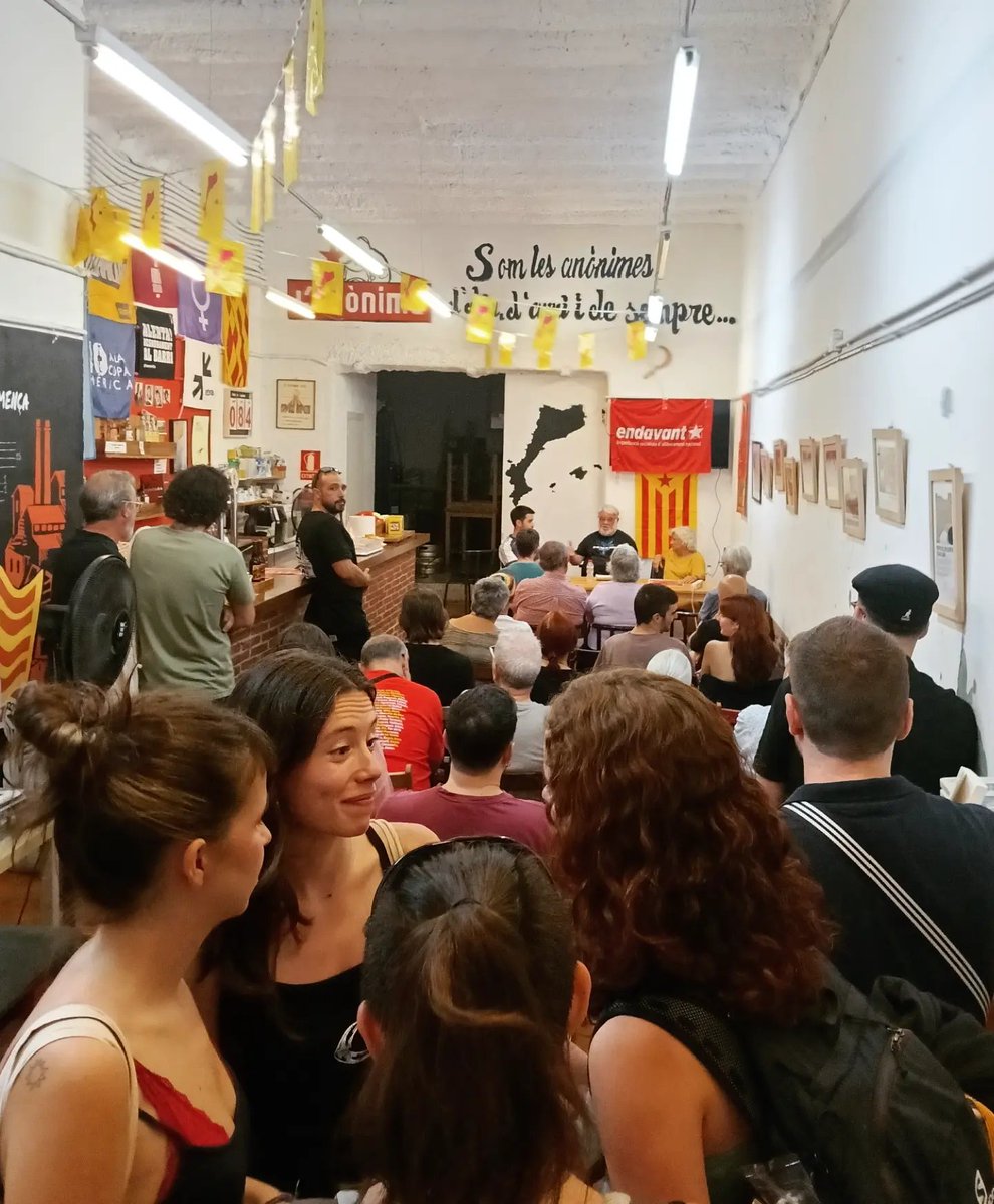 Endavantclotca's tweet photo. Ahir vam omplir de nou l'@anonima_clot per parlar de militància revolucionària amb Josep Musté i Cristina Farré, exrepresaliats. Una gran arrencada del curs polític de l'Esquerra Independentista al barri! ✊ https://t.co/v8IXZmcxGq