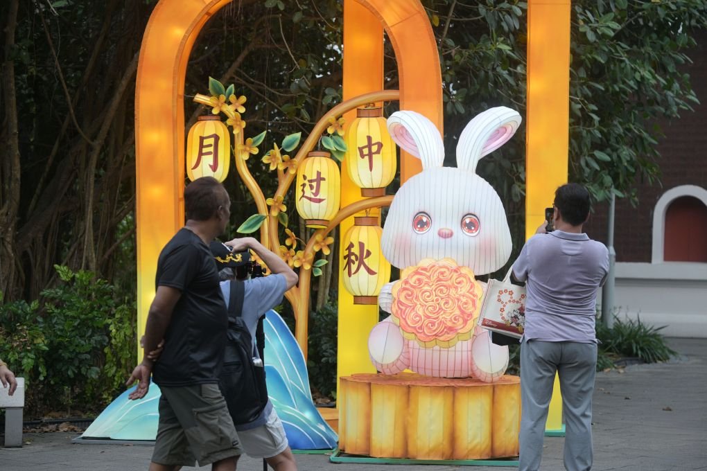 China_and_World's tweet photo. What a beautiful sight! Recently, visitors enjoyed the Mid-Autumn Festival lantern display at Jurong Lake Gardens in #Singapore.
(Photo Source: Xinhua)
#Festival #Exchanges https://t.co/hQ5zh7JWhQ