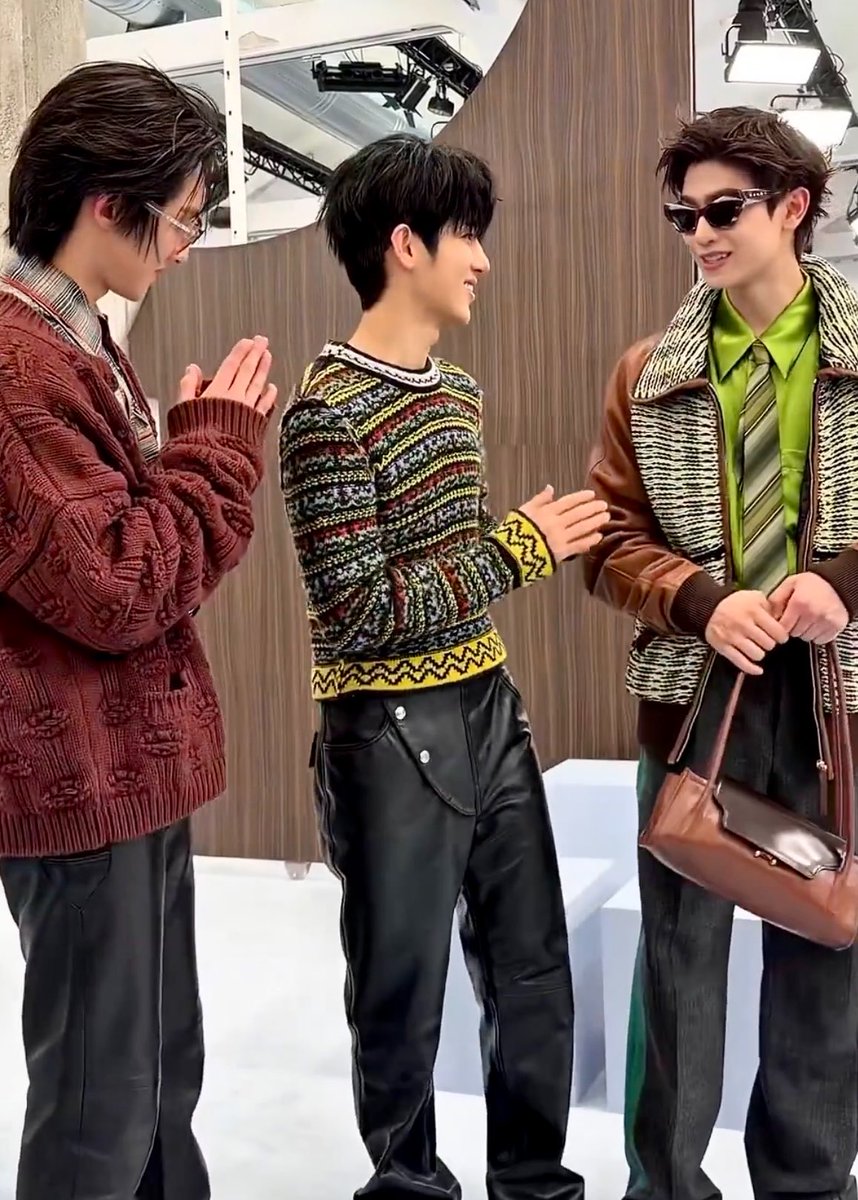 hubboyslove's tweet photo. LINDOS! ThomasKong e Park Siwoo juntos em desfile da MARNI na Milan Fashion Week. 

#MARNIxThomasKong #ParkSiwooxMARNI https://t.co/6joVb15Vx6