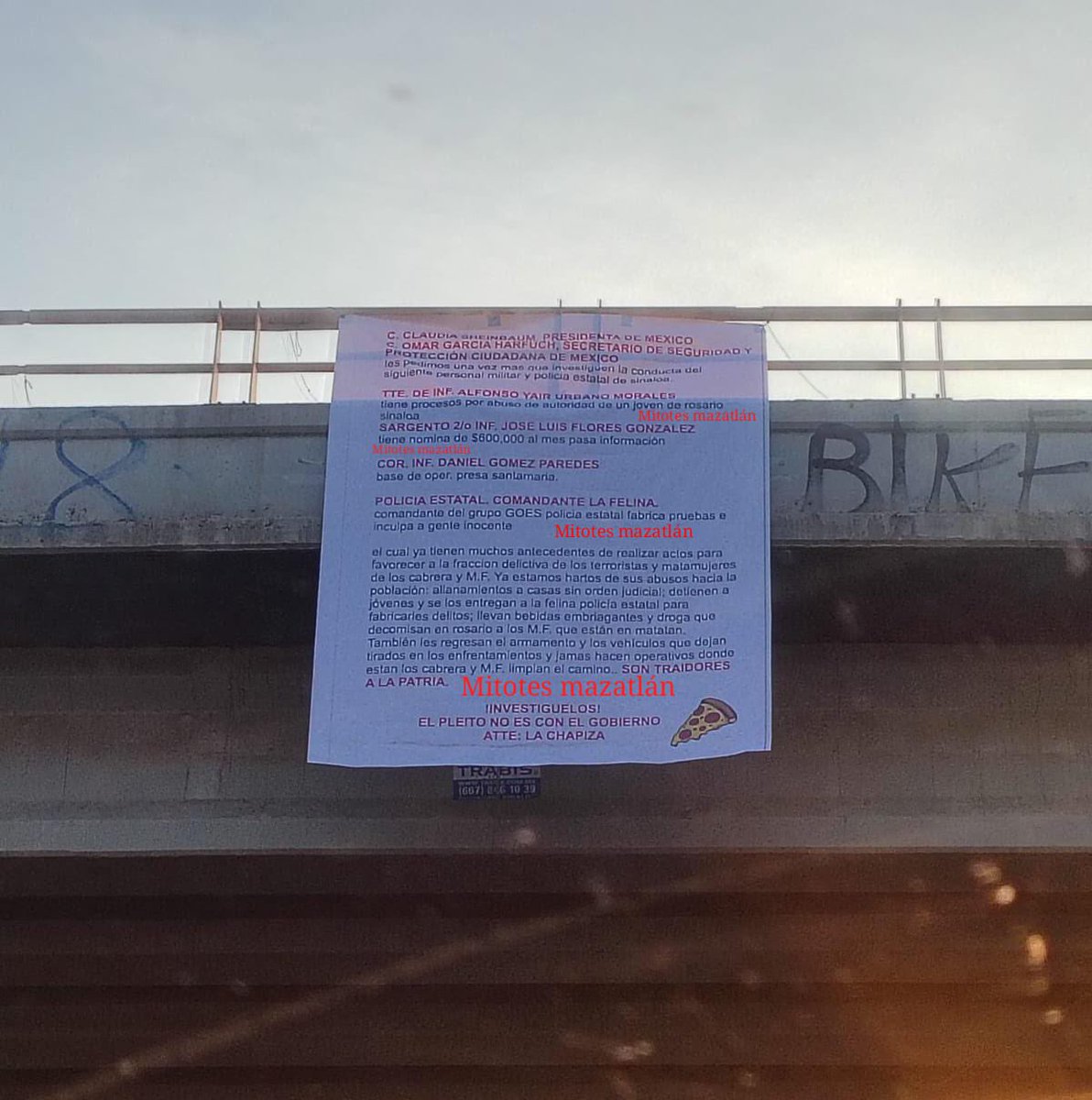 All_Source_News's tweet photo. A Chapitos narco banner spotted on an overpass in Mazatlán, Sinaloa that is addressed to President Sheinbaum and Security Secretary Omar García Harfuch. 

It names specific Army officers and a state police commander “La Felina” and accuses them of:

•  Abuse of authority

•  Taking large monthly payments and leaking information

•  Fabricating evidence

•  Illegal house raids

•  Handing detained young people over to have crimes invented against them

•  Returning weapons and vehicles after confrontations

•  Favoring the Cabrera and MF while avoiding operations against them.

The message ends with: “The fight is not with the government. Investigate them.”