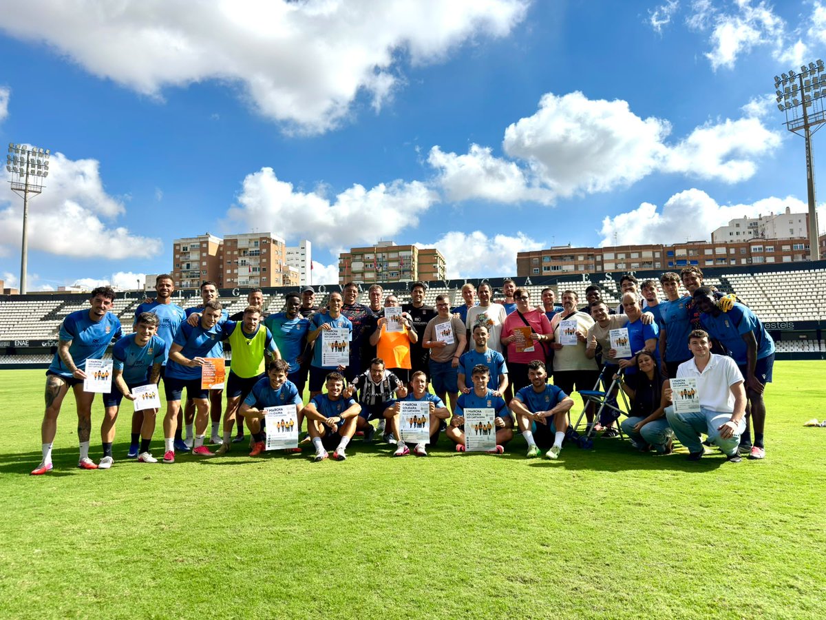 FCCartagena_efs's tweet photo. 𝐒𝐎𝐂𝐈𝐀𝐋 |  

😍Una representación de 𝐒𝐎𝐈 𝐂𝐀𝐑𝐓𝐀𝐆𝐄𝐍𝐀 nos ha visitado esta mañana en el Cartagonova, en el entrenamiento del primer equipo. 

🆕Este próximo domingo 11 de octubre, a partir de las 10.00 horas, se celebra la primera edición de la 𝐌𝐀𝐑𝐂𝐇𝐀 𝐒𝐎𝐋𝐈𝐃𝐀𝐑𝐈𝐀 𝐒𝐎𝐈 𝐂𝐀𝐑𝐓𝐀𝐆𝐄𝐍𝐀, y os animamos a todos a participar🔛Inscripciones en la línea de salida en el Palacio de los Deportes.

🤍𝓟𝓪𝓼𝓸𝓼 𝓹𝓸𝓻 𝓾𝓷 𝓞𝓬𝓲𝓸 𝓘𝓷𝓬𝓵𝓾𝓼𝓲𝓿𝓸🖤