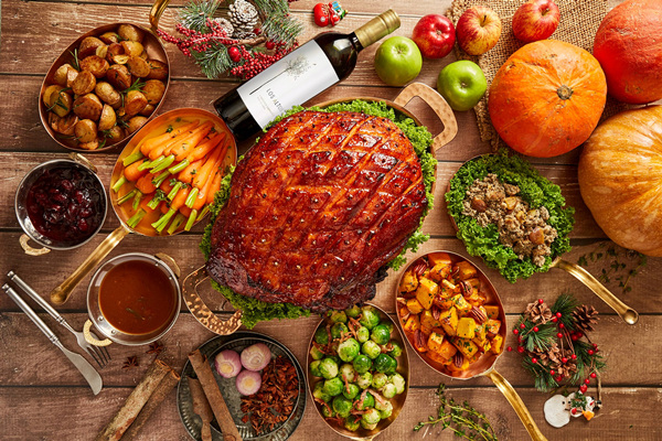 tamlong799956's tweet photo. Festive Feast Alert!  Our Christmas Special Platter has loaded roasted turkey, honey-glazed ham, cranberry sauce and warm spiced pudding—only available this week! Book your seat now https://t.co/tERDN5y7wX