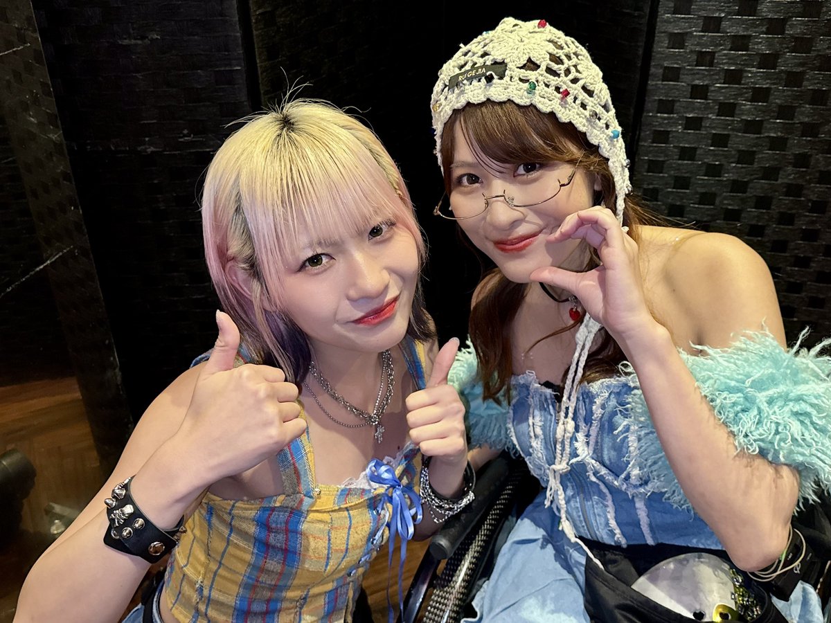 igari_tomoka3's tweet photo. GO!!!衣装シャッフル公演ありがとうございました♡

▼
GO!!!
UP☆T〜アップテンション〜
ココロイド
HIGHandLOW
元気種☆

わたしはNONOAちゃんの衣装を着て、わたしの衣装はまおぴが着たよ💚💛❤️
そういえば前に衣装シャッフルしたときもわたしNONOAちゃんの着てた！
似合ってますか〜？☺️ https://t.co/cob4DhOEvO