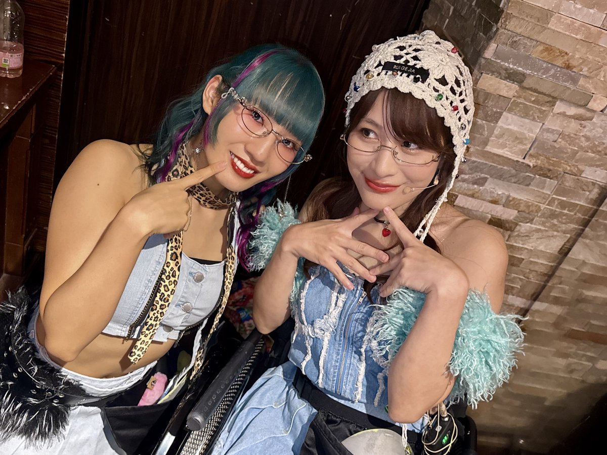 igari_tomoka3's tweet photo. GO!!!衣装シャッフル公演ありがとうございました♡

▼
GO!!!
UP☆T〜アップテンション〜
ココロイド
HIGHandLOW
元気種☆

わたしはNONOAちゃんの衣装を着て、わたしの衣装はまおぴが着たよ💚💛❤️
そういえば前に衣装シャッフルしたときもわたしNONOAちゃんの着てた！
似合ってますか〜？☺️ https://t.co/cob4DhOEvO