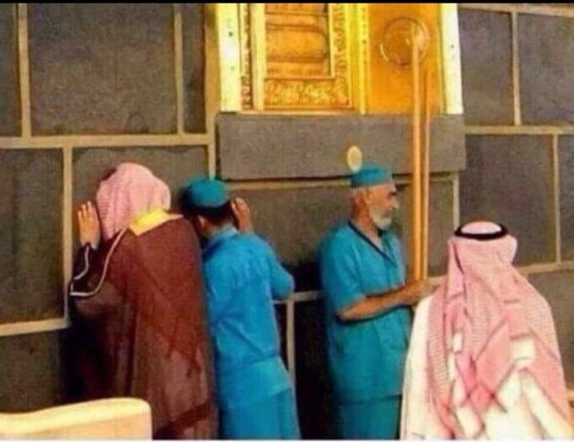 ALharbi_soud68's tweet photo. @Eyaaaad الإسلام لا يُفرّقُ بين مُسلم ومُسلم. 
إمامُ الحرم المكيّ وعاملُ النظافة جنباً إلى جنب أمَامَ الكعبة المشرّفة. 
اللهمّ أعزّنا بالإسلام. https://t.co/lgatBJLHvl