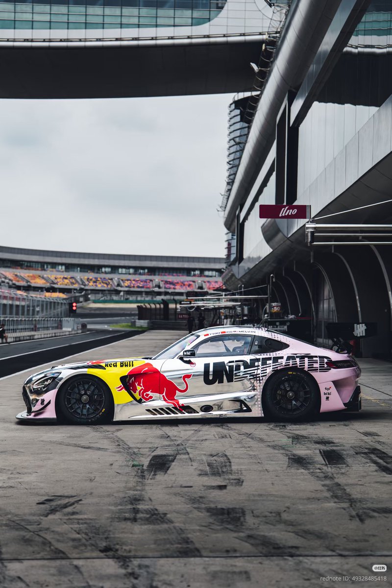 minigirlz_'s tweet photo. Shanghai 8hr. No.85 สกรีนลายใหม่สวยเลยอ่ะ 😎
#WangYibo  #YIBO85  #UNOracing #85Racing https://t.co/UxAh55vHxe