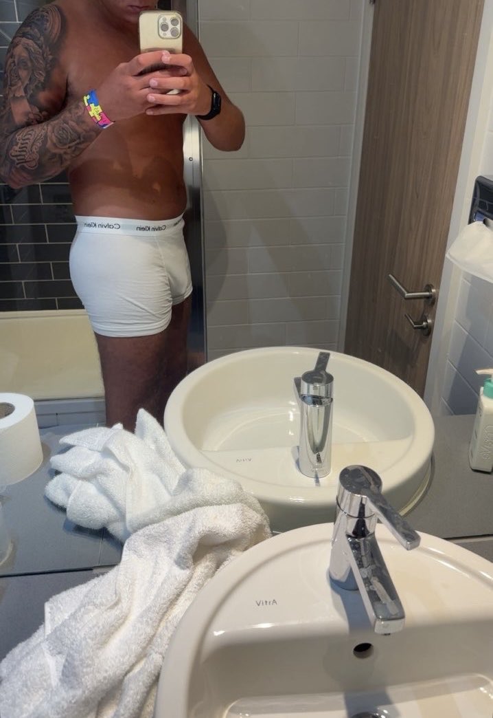 cf200546's tweet photo. Who’s getting beneath me then to serve 🧎😈 #findom #gay #boxers #whitesocks #whiteNikesocks #cashking https://t.co/m6aTf5jOzm