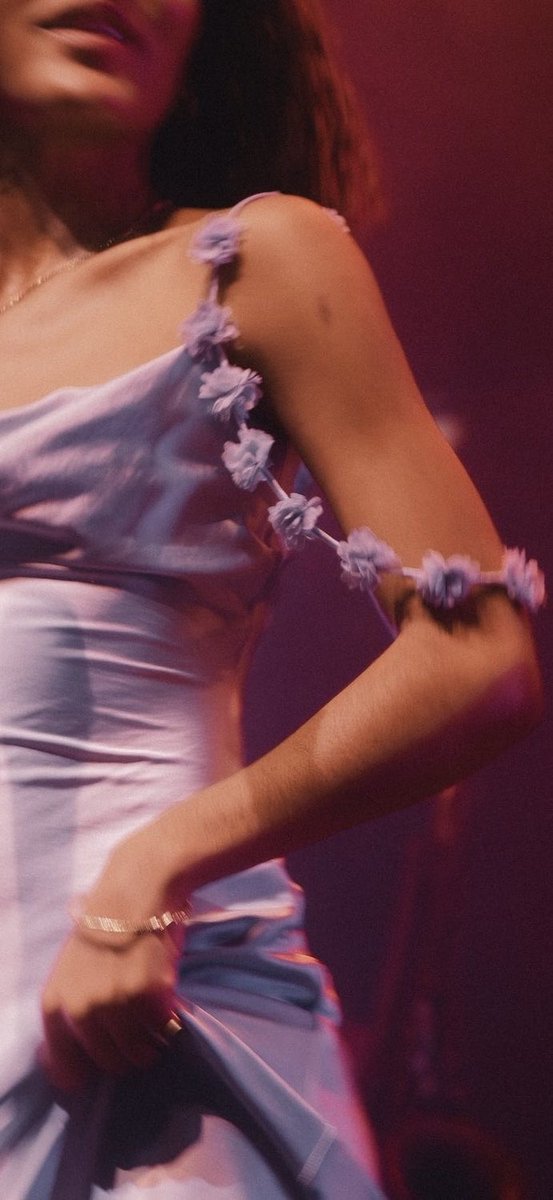 closetineed's tweet photo. The flower strap detail omg https://t.co/a1DFMmEg81