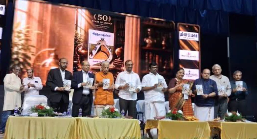 kuppusamysathi2's tweet photo. விழுந்த மனிதர்கள் 

ஜெம் வீரமணியின் ஆசிர்வாதத்தில் நடந்த “விழுந்த மனிதர்கள்” புத்தக வெளியீட்டு விழா கடந்த ஜூலை ஆறாம் தேதி சென்னையில் நடந்தது… இந்த புத்தகத்தை எழுதினது ஊர் அறிந்த ...... பத்திரிக்கையாளர் பிரகாஷ் எம்.ஸ்வாமி….

 இதுல நம்ம TVK அமைச்சர் வெங்கட்ரமணன் மற்றும் அமைச்சர் லோகேஷ்… கலந்துகிட்டு விழாவை சிறப்பித்து இருக்கிறார்கள்…. இத பத்தி யாருமே வாயை திறக்காமல் சைலன்டா இருக்குறாங்க….. 

இந்த நிகழ்ச்சி குறித்தான எல்லா செய்தியும் மறைக்கப்பட்டிருக்கே அது ஏன்?