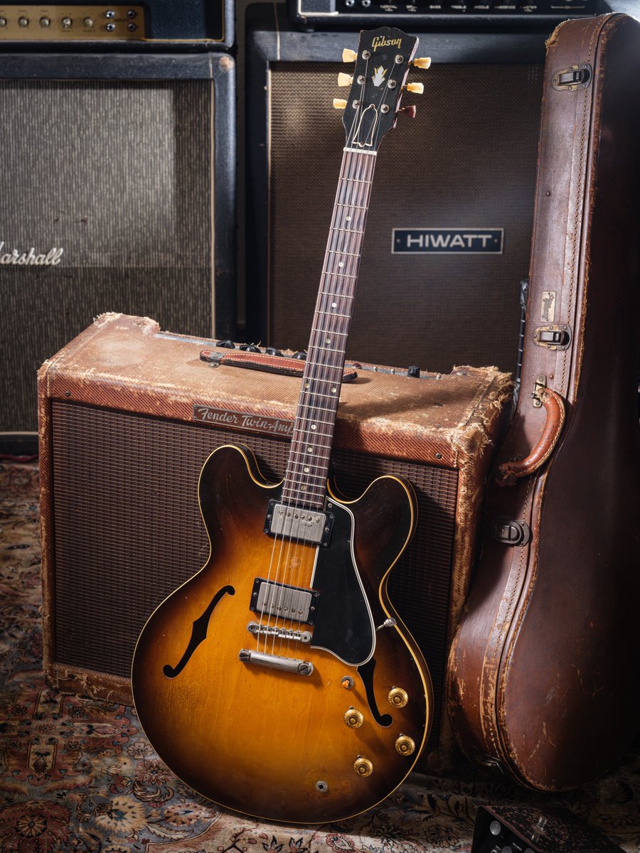 synchronicnotes's tweet photo. 幾度となく雑誌に掲載された私の58年製ノンバインディングのロングガード ES-335はハイパーギターズにて350万で購入。ジャックやヘッド、ピックアップの間にダメージがあるから格安だったけど、長島さんが買わなくても良いから試奏してみて！の言葉で試奏した瞬間に撃ち抜かれた。買って良かった🥺 https://t.co/XGHKZvPUzV