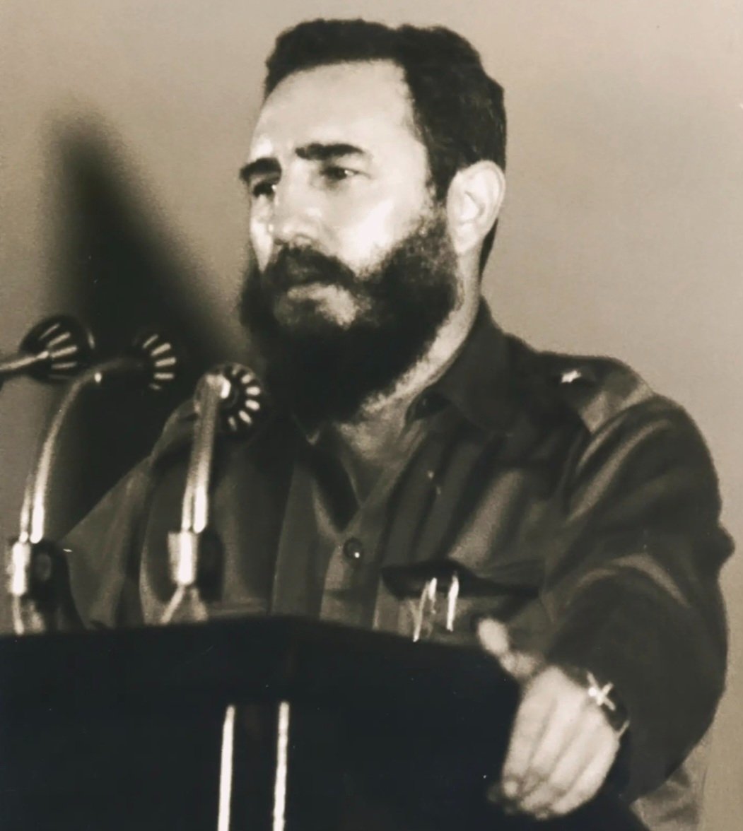 GobiernoCuba's tweet photo. #FidelPorSiempre | 

“Aquellos que creen que cuando desaparezca un líder desaparece una revolución, han sido incapaces de comprender, los hombres mueren, el Partido es inmortal. En este caso sería más correcto todavía decir: los hombres mueren, los pueblos son inmortales”.✊️ https://t.co/cUCaLmV1yl