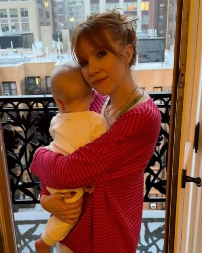 HeatedRivalryBR's tweet photo. Carly Rae Jepsen confirmou para a @people que o nome do seu filho foi inspirado em Heated Rivalry:

“[Meu marido] não tinha visto o programa; ele simplesmente entrou enquanto eu estava assistindo, e eu disse: ‘Ilya é lindo’, e ele respondeu: ‘Sim, é realmente bonito.’ Ilya é simplesmente um nome lindo, antes de mais nada.” 😂