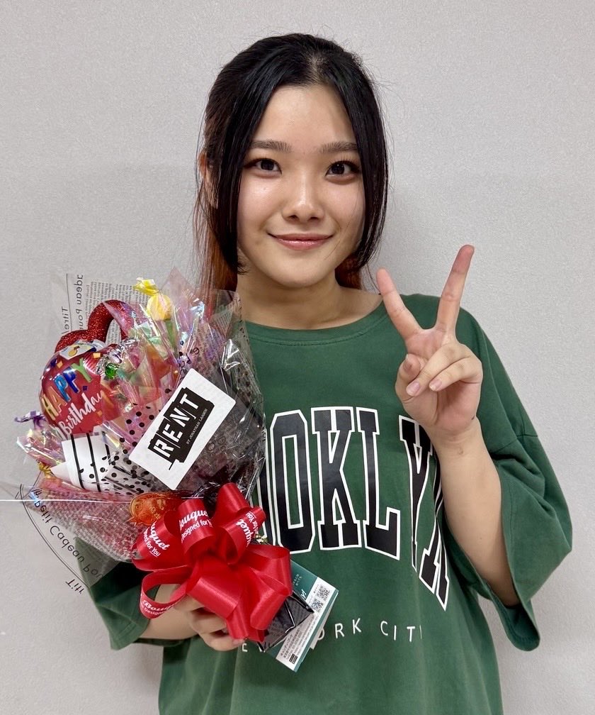 RENT_TOHO's tweet photo. まっすぐに目の前を見据えながらもキュートさを垣間見せる新しいモーリーン✨だけど #RENT  のお稽古場では一番の末っ子さん🫶キャスト全員でお祝いしたくて、遅ればせながら…9月21日 #住田愛子 さん、Happy Birthday🌹#RENT2026 https://t.co/oQrrekKREy