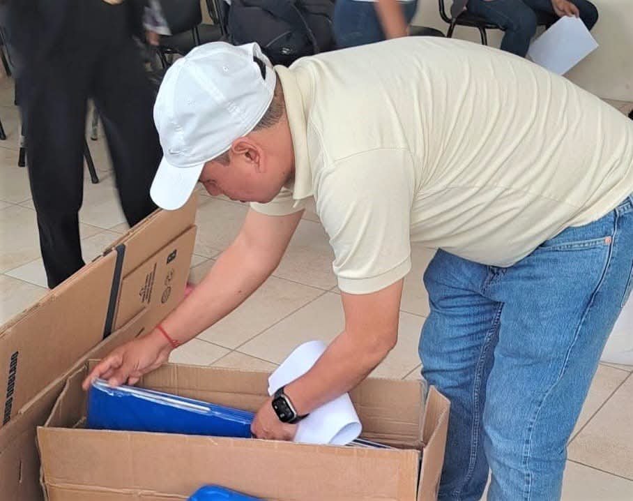EducacionZ3_Ec's tweet photo. [CHIMBORAZO] 📦 Realizamos la entrega de kits de aseo e insumos de oficina a los planteles del Distrito Cumandá-Pallatanga, contribuyendo al adecuado desarrollo de sus actividades administrativas y educativas. 
Aportamos a la generación de espacios adecuados y seguros. https://t.co/3IWP8xiBP8