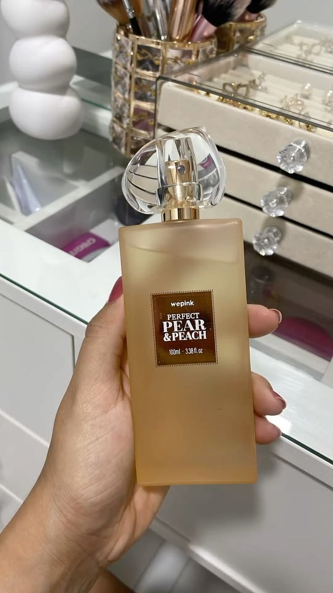 naojweb's tweet photo. QUE CHEIRO DOCINHO MARAVILHOSOOOO
 meninas, não é aquele doce enjoativo, sabe? tem um fundinho de pera com pêssego que eu AMO! hoje misturei com o Bare Vanilla da VS e ficou simplesmente perfeito 🤌🏻 https://t.co/lrTnqBEnis