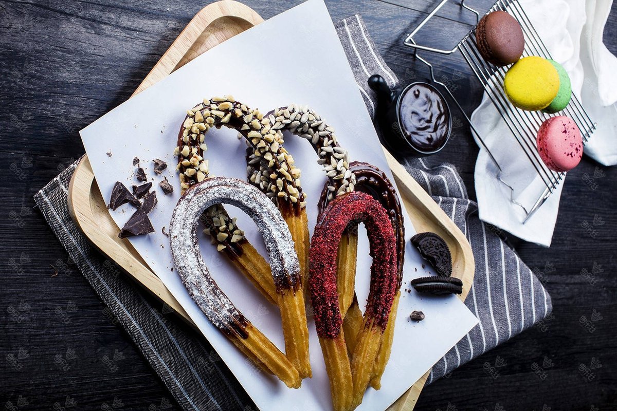 KarlChristo2's tweet photo. Hoy desayunamos churros con chocolate y nos robamos el azúcar uno al otro. Un día normal pero perfecto ， https://t.co/mjKbvPAWEX